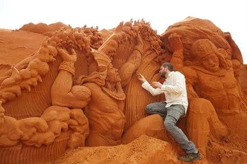 Ngắm tác phẩm điêu khắc tinh xảo từ 300 tấn cát đỏ Phan Thiết