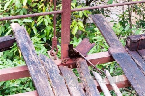 Cầu treo xuống cấp – nguy hiểm rình rập mùa mưa lũ