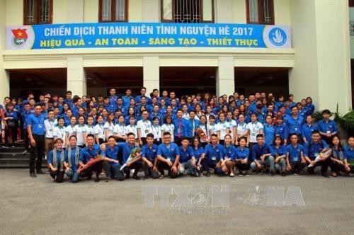 越南荣市大学的大学生志愿者积极在老挝开展志愿服务活动