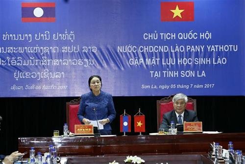 老挝国会主席巴妮会见在越老挝留学生