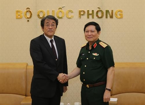 越南国防部部长吴春历会见日本驻越南大使梅田邦夫