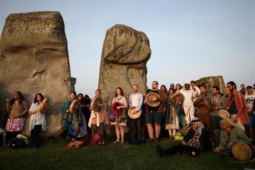 Độc đáo lễ đón bình minh hạ chí ở đài đá nghìn năm Stonehenge (Anh)