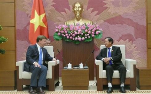 越南国会副主席杜伯巳会见美国众议院军事委员会代表团