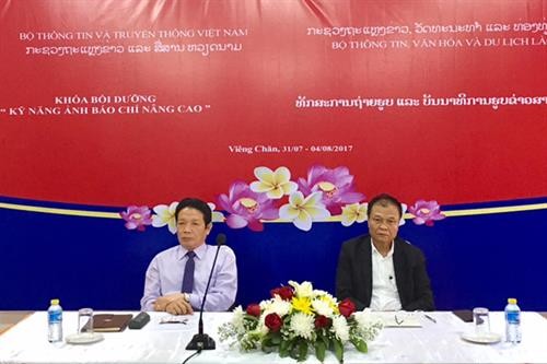 越南帮助老挝新闻工作者队伍提高新闻媒体业务水平