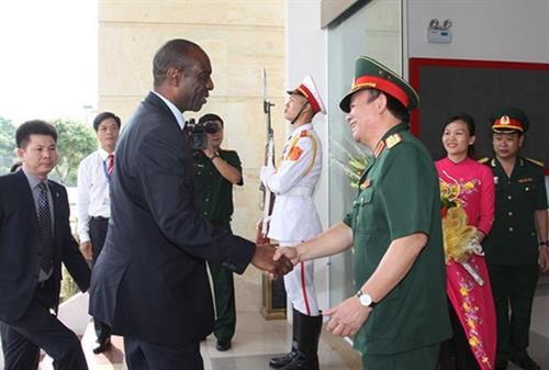 莫桑比克总理德罗萨里奥访问越南国家自然灾害应急搜救委员会