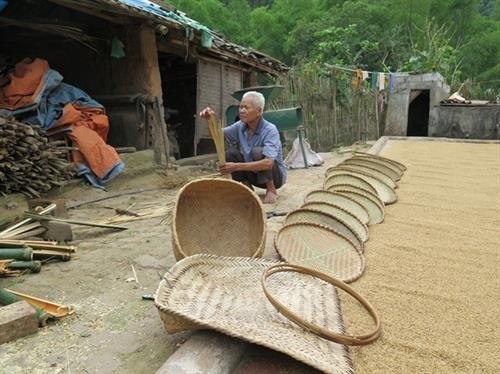 Khôi phục nghề đan lát truyền thống, giúp đồng bào dân tộc nâng cao thu nhập