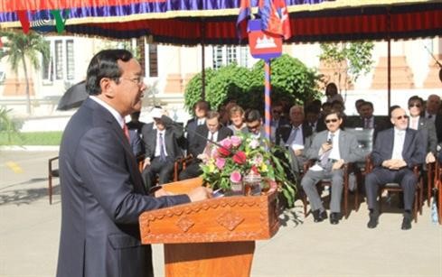 东盟成立50周年：柬埔寨和老挝举行东盟旗升旗仪式