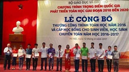 越南教育培训部向数学工程颁奖及向数学优秀生颁发奖学金
