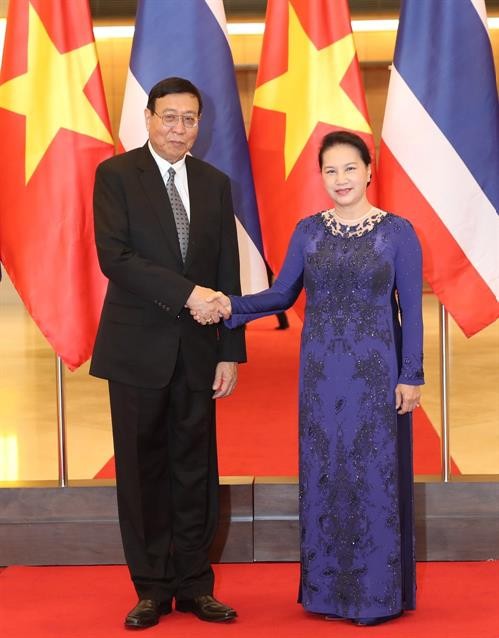 越南国会主席阮氏金银与泰国国家立法议会议长蓬佩举行会谈