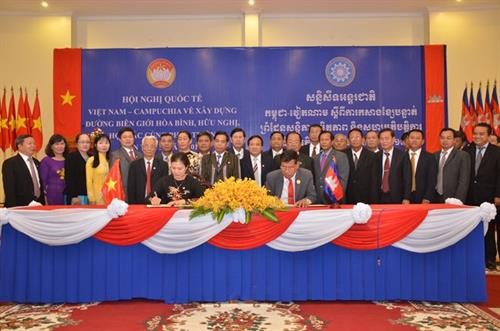 越柬建交50周年：越柬承诺携手建设和平、友谊、合作与共同发展的边界线