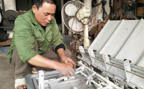 Ông Vũ Văn Dung sáng chế máy hỗ trợ nông dân trong việc đồng áng