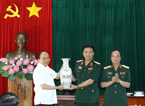 Thủ tướng Nguyễn Xuân Phúc làm việc với Ban Quản lý Lăng Chủ tịch Hồ Chí Minh và dâng hương tưởng nhớ Người tại Khu Di tích K9