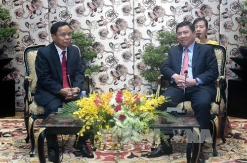 胡志明市领导会见老挝人民革命党中央办公厅代表团