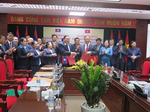 越南海阳省与老挝万象省签署2017-2022年合作文件