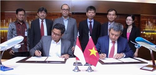 越南航空公司与印尼国营航空公司嘉鲁达签署扩大战略合作备忘录