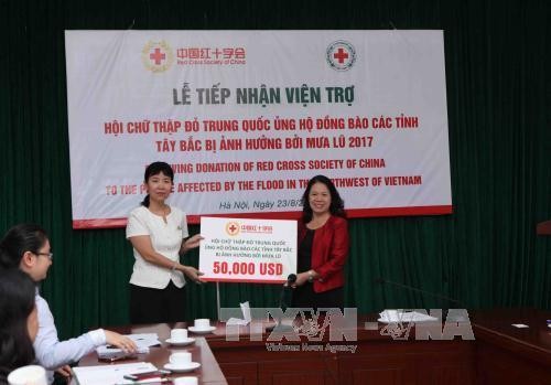 中国红十字会向越南西北地区洪水灾民提供援助