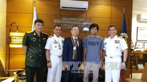 越南驻菲律宾大使馆完成必要手续 将获救船员送返回国