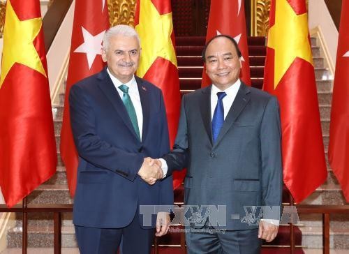 阮春福总理与土耳其总理比纳勒·耶尔德勒姆举行会谈