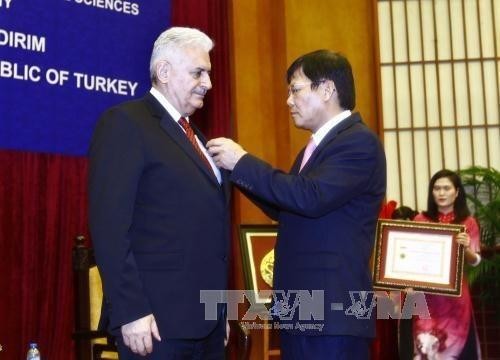 越南向土耳其总理比纳利·耶伊尔德勒姆授予致力于越南社会科学事业纪念章