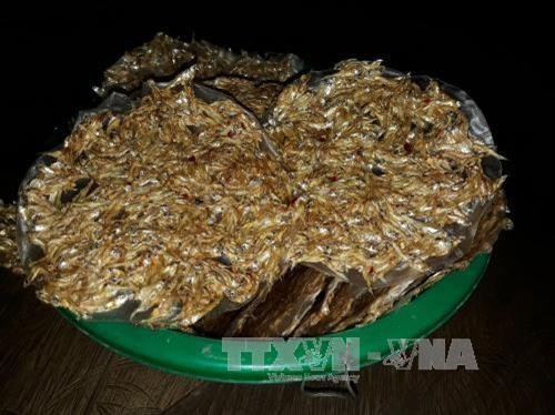 Bánh tráng cá cơm - đặc sản sông nước vùng biên Kon Tum