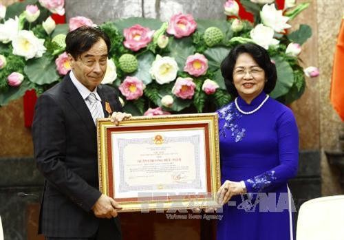 国家副主席邓氏玉盛向法国教授授予友谊勋章