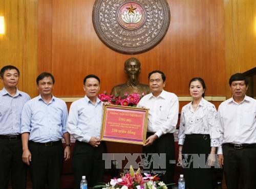 Thông tấn xã Việt Nam trao tiền ủng hộ đồng bào các tỉnh miền núi phía Bắc