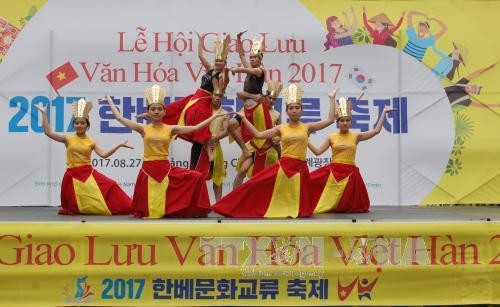 热闹非凡的越韩文化节在首尔举行
