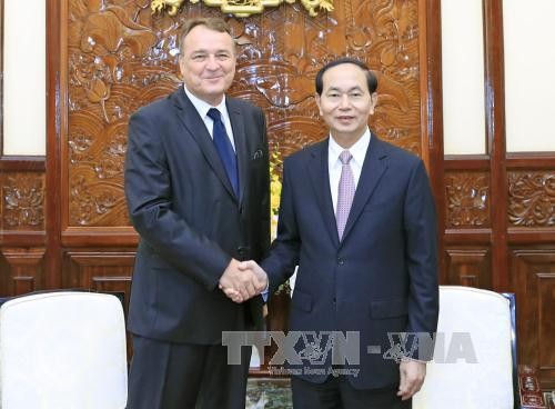 越南国家主席陈大光会见斯洛伐克驻越大使