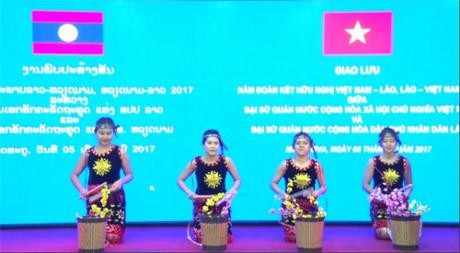 越南与老挝文艺体育交流会在俄罗斯举行