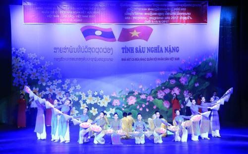 “越老深情”艺术晚会在老挝举行