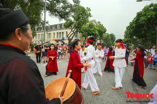 Trình diễn hát Xoan Phú Thọ tại phố đi bộ Hà Nội