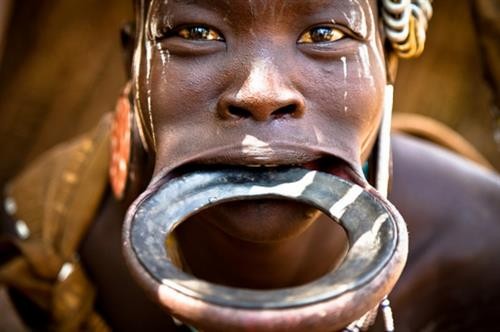 Truyền thống kỳ lạ của các bộ tộc thổ dân châu Phi