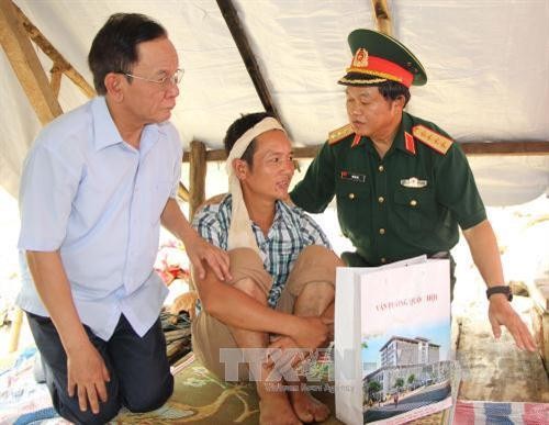 越南国会副主席杜伯巳看望慰问山罗省灾民