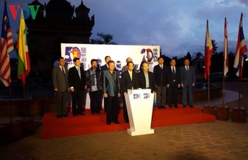 老挝举行亮灯仪式庆祝东盟成立50周年