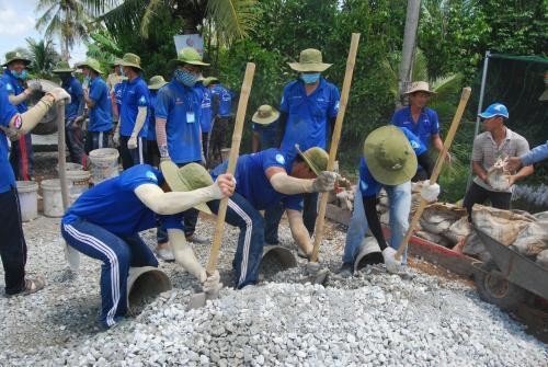 Chiến sĩ tình nguyện “Mùa hè xanh” chung tay xây dựng nông thôn mới