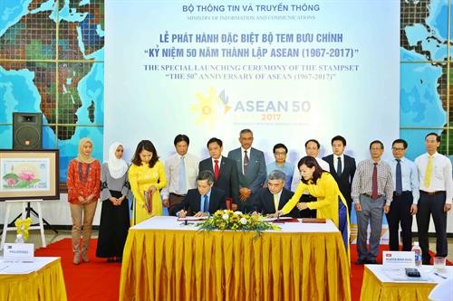 Phát hành bộ tem “Kỷ niệm 50 năm thành lập ASEAN (1967 - 2017)”