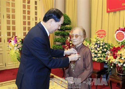 陈大光向前国家副主席阮氏萍颁发70年党龄纪念章