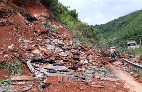 Sạt lở đất gây ách tắc Quốc lộ 4G đoạn qua Mai Sơn - Sơn La
