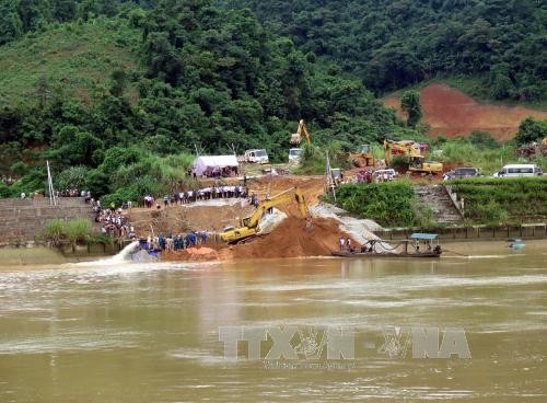 Vụ tai nạn sập cầu đang thi công ở Tuyên Quang: Khẩn trương tìm kiếm các nạn nhân bị vùi lấp 