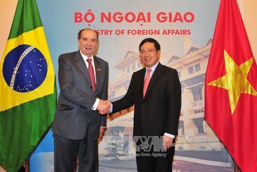 越南政府副总理兼外交部长范平明与巴西外交部长举行会谈