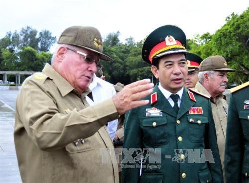 越南高级军事代表团对古巴进行正式访问