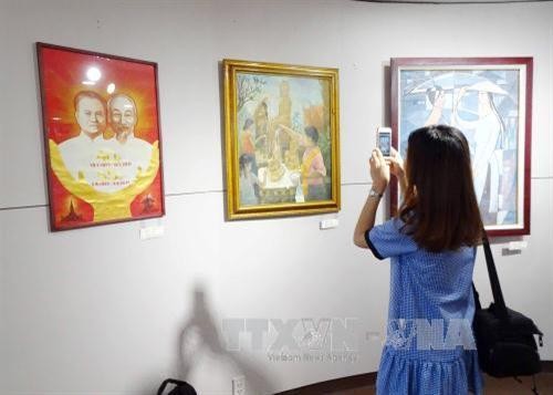 越老柬美术展在岘港市举行