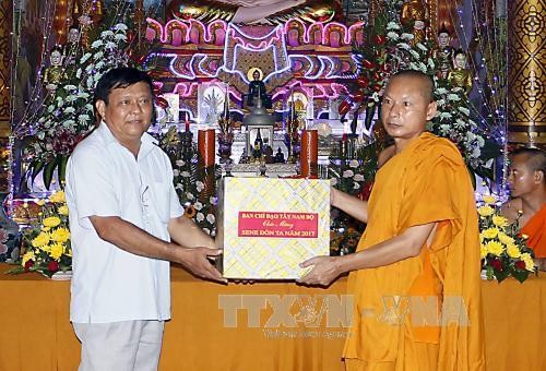 西南部地区事务指导委员会组团祝贺高棉族报孝节