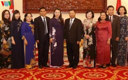 越南妇女联合会代表团会见柬埔寨参议院主席兼人民党副主席赛宗