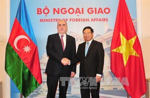 越南外交部部长范平明与阿塞拜疆外交部长举行会谈