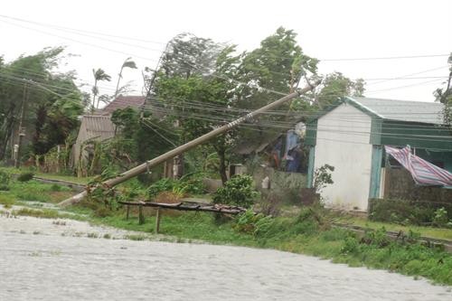 Bão số 10 với gió mạnh kèm mưa lớn gây nhiều thiệt hại tại Hà Tĩnh