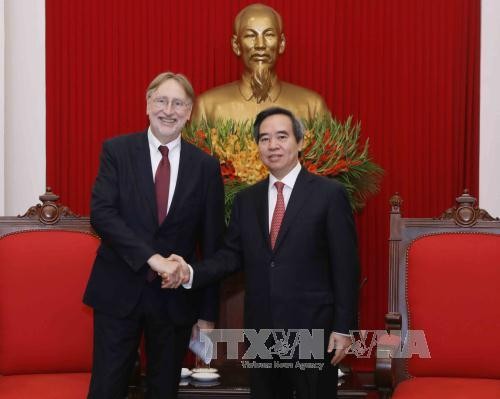 越共中央经济部部长会见欧洲议会国际贸易委员会主席朗格