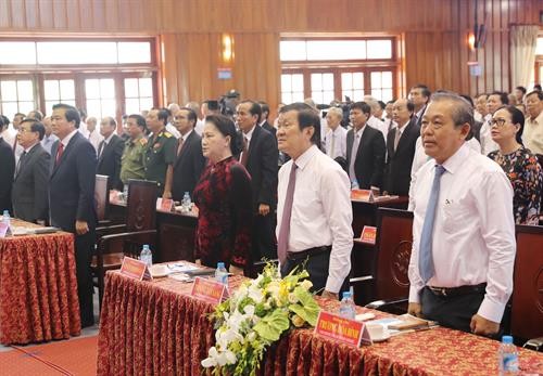 国会主席阮氏金银出席隆安省一级独立勋章授勋仪式
