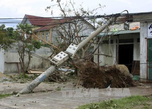 老挝政府总理就越南遭受第10号台风袭击向越南政府总理致慰问电