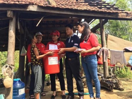 Hỗ trợ nước uống cho người dân miền Trung bị ảnh hưởng do bão số 10